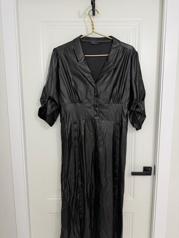 Черное кожаное платье