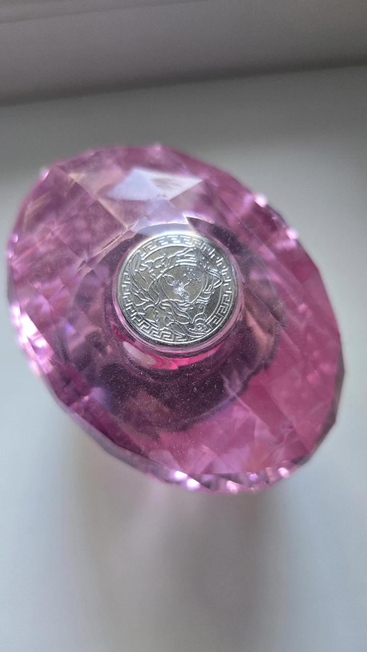 флакон парфюмерной воды Versace Bright Crystal Absolu.