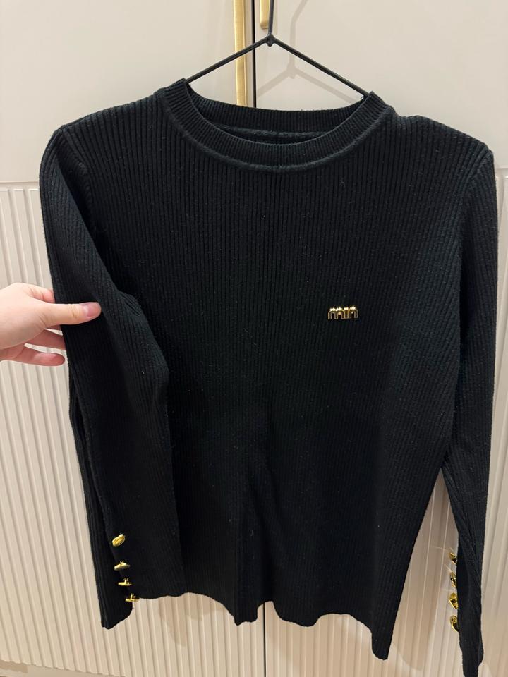 Кофточка черная с золотыми вставками