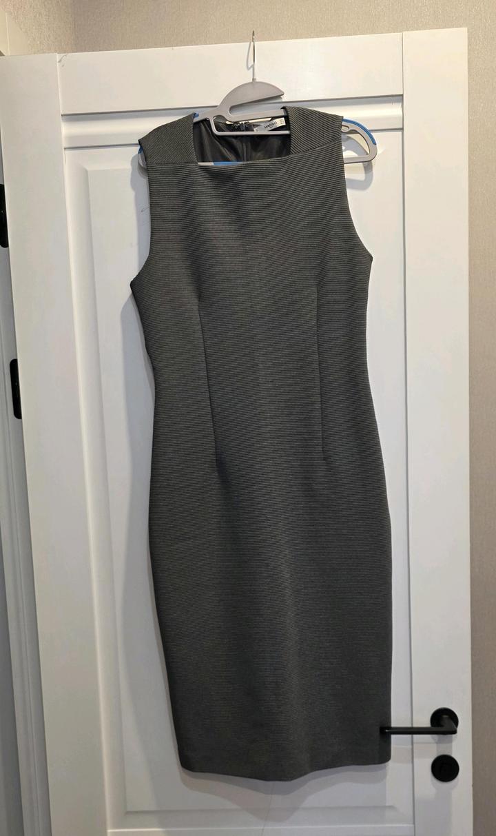 Платье серое Mango