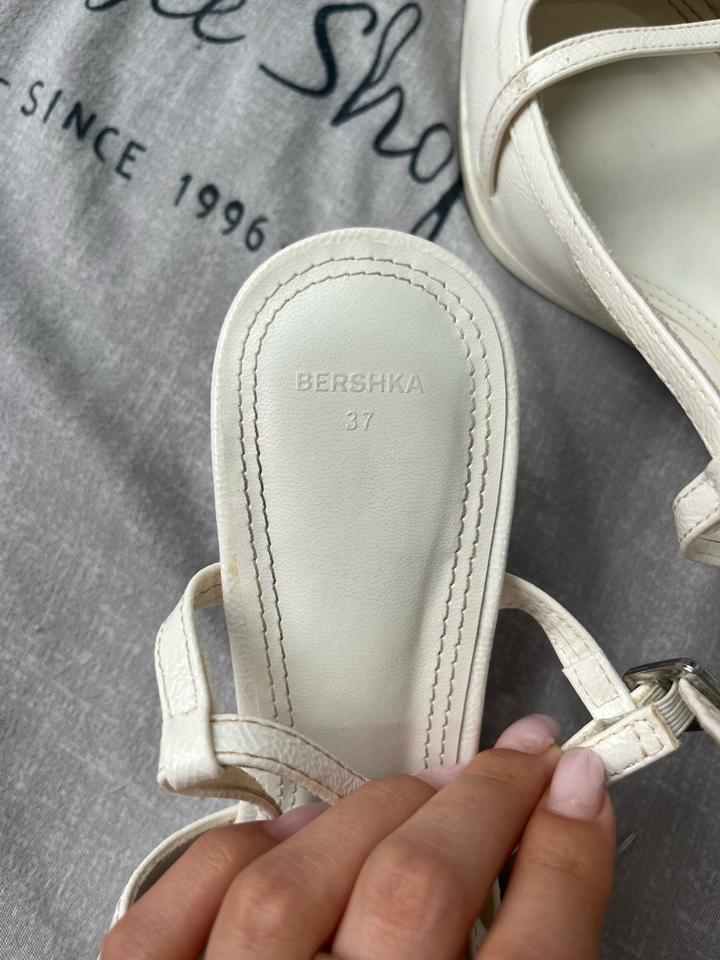 каблуки белые Bershka