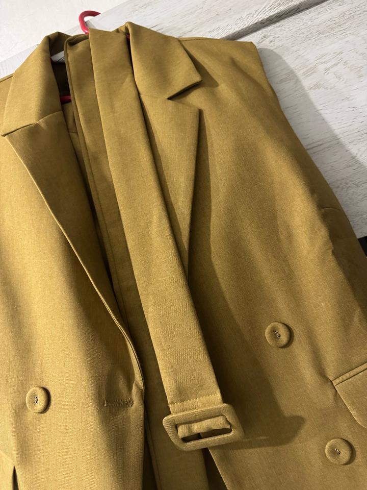 Горчичный костюм без рукавов