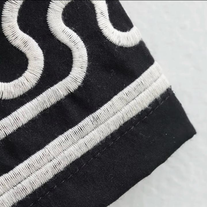 Черное платье с цветочным принтом