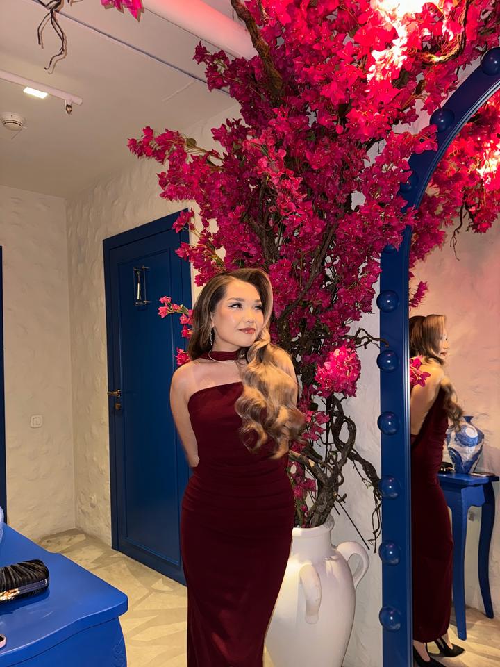 Бордовое платье от Shopifly, с шарфом и перчатками