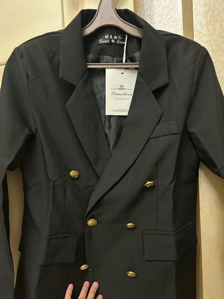 Новый пиджак с золотыми пуговицами