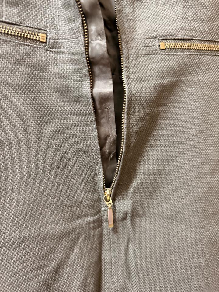 Платье H&M цвета хаки с подкладом и декоративными молниями