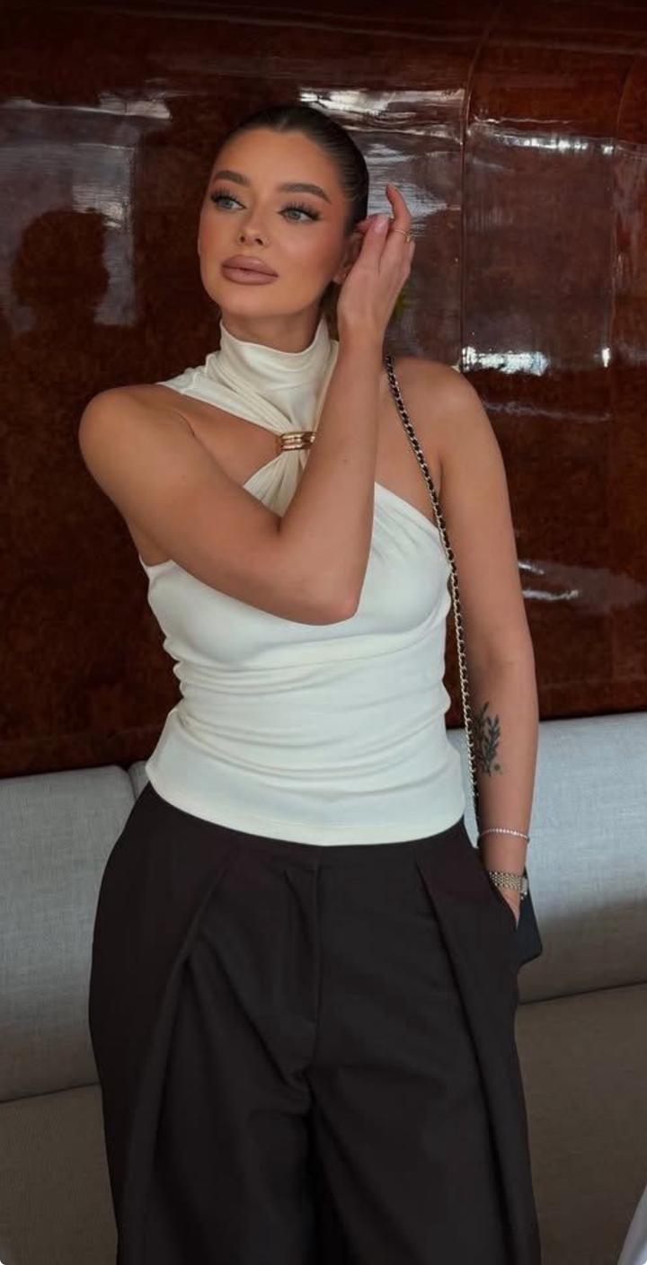 Кофточка с открытыми плечами