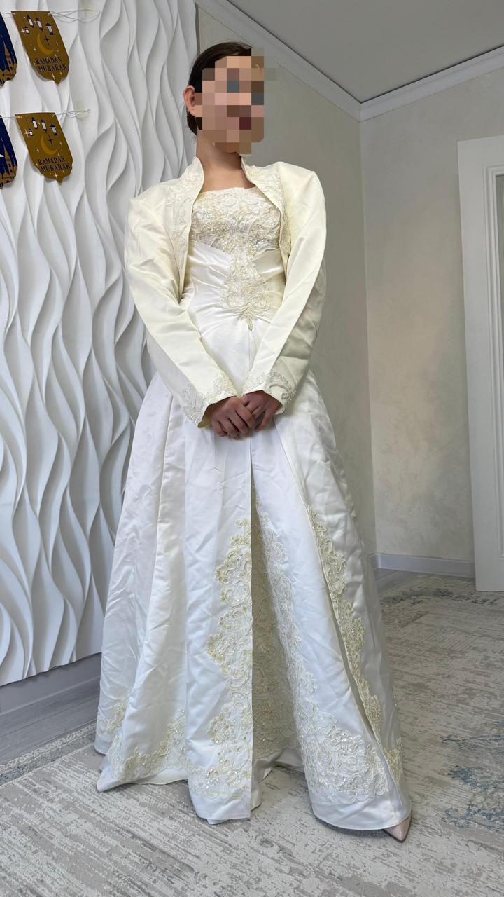 Нарядное молочное платье с болеро