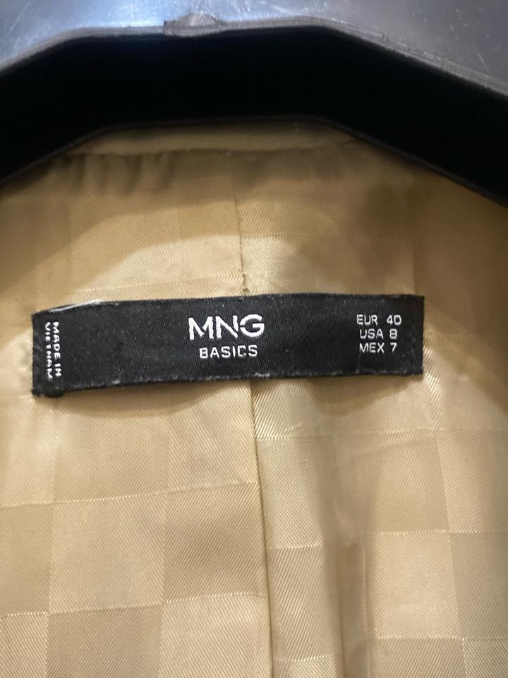Бежевый пиджак от бренда Mango