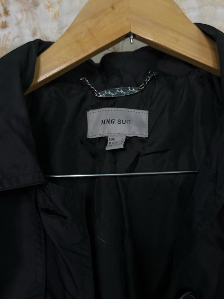 Черный плащ MANGO