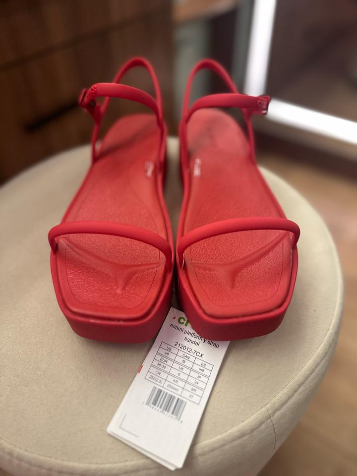 Красные босоножки Crocs