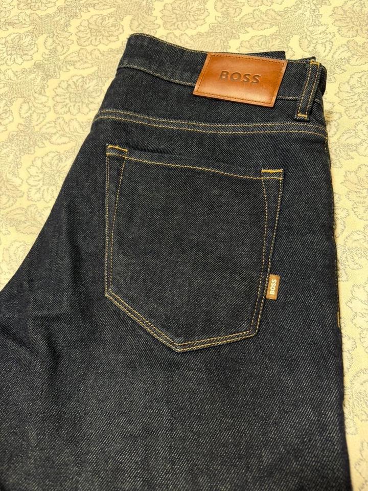 Темно синие джинсы