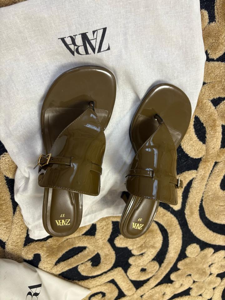 САНДАЛИИ НА КАБЛУКЕ СПРЯЖКОЙ