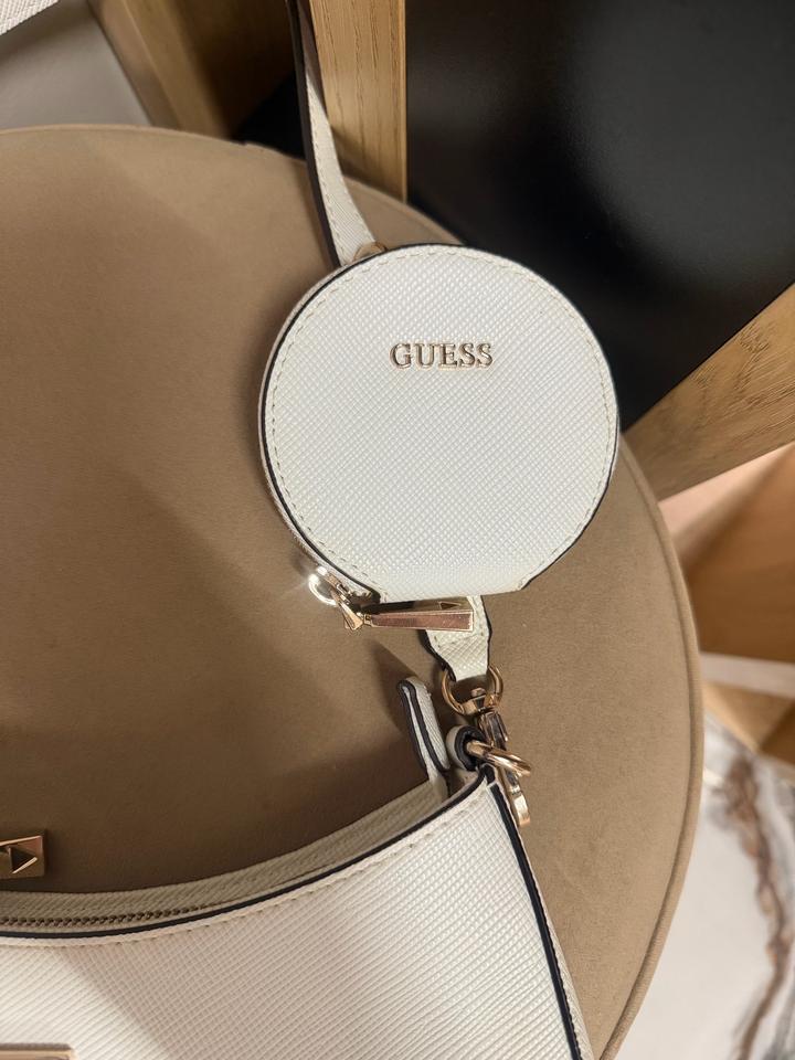 Белая сумочка Guess