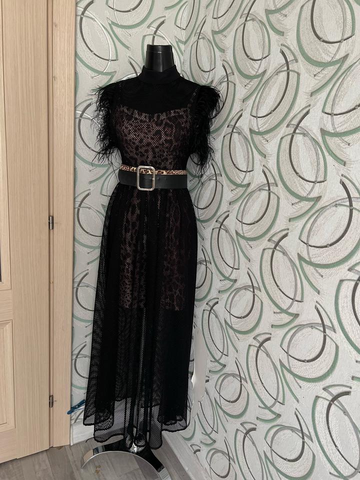 Тигровое платье с черной накидкой с перьями