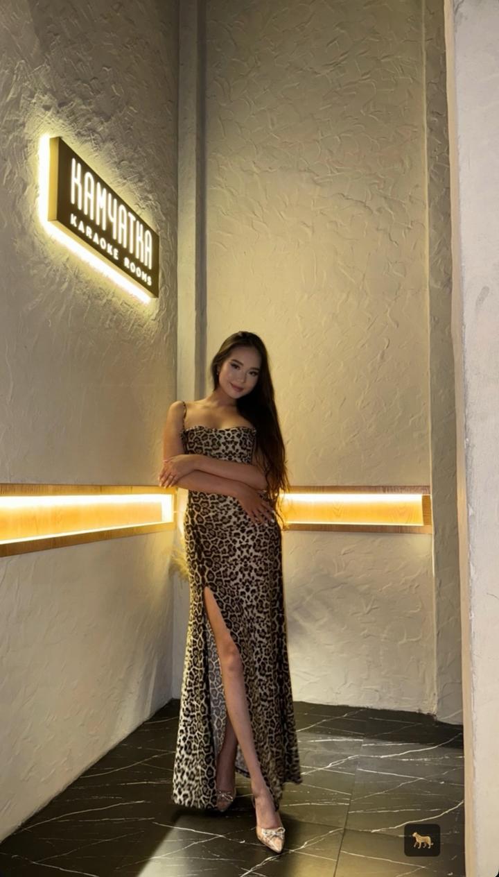 Тигровое платье на лямке с вырезом