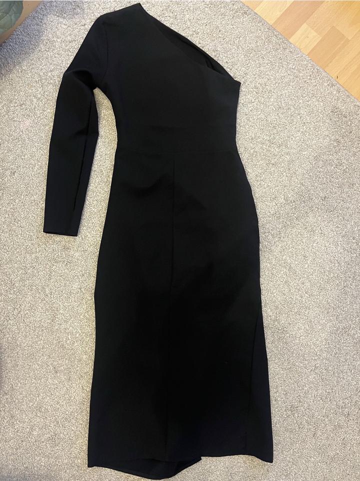 Платье черное на мероприятие