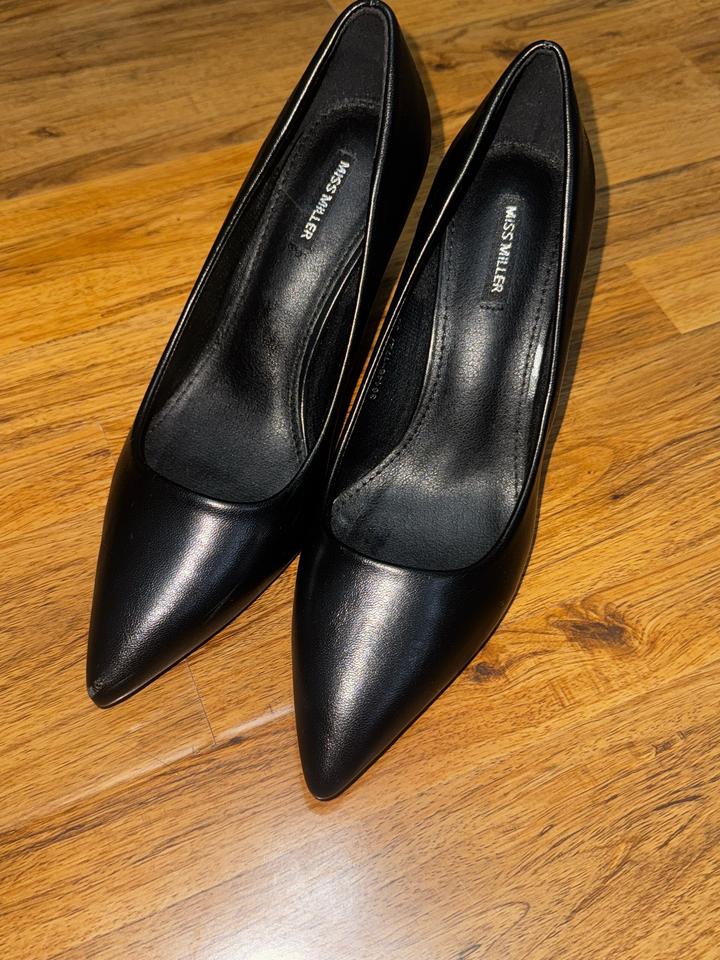 Черные туфли на каблуке