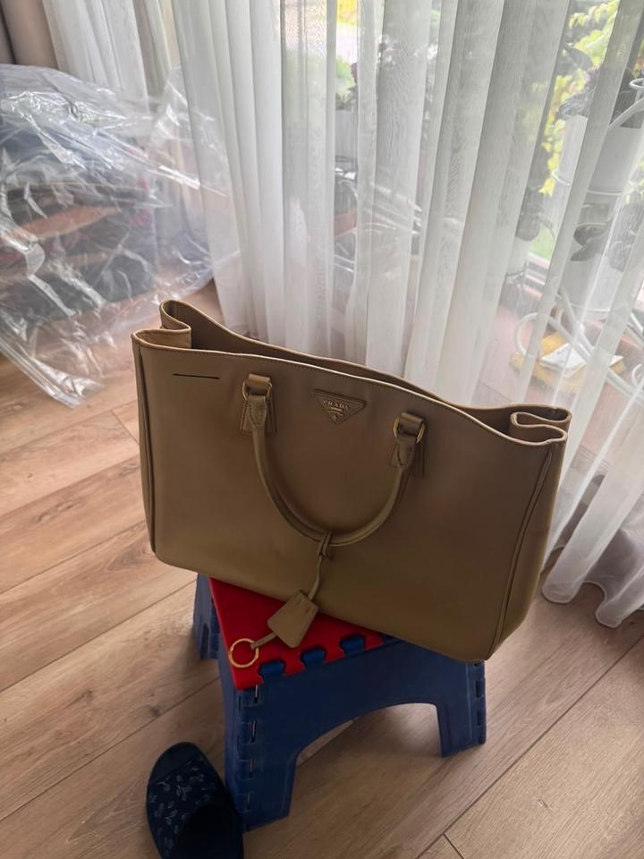 Продам сумку Prada Galleria / Saffiano в бежевом цвете