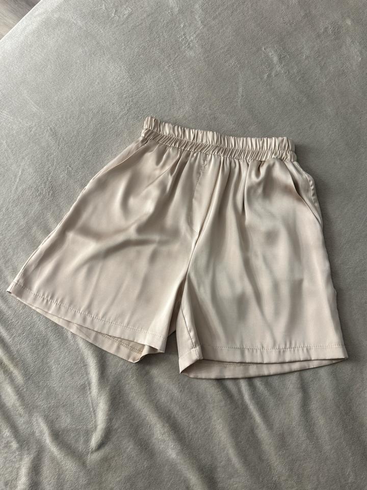 Атласные шорты