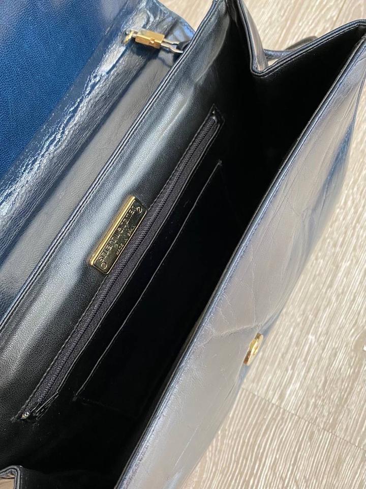 Сумка Stuart WeitzmanМасляная кожа, внутри тоже кожа. Размер 27*19*6 см.