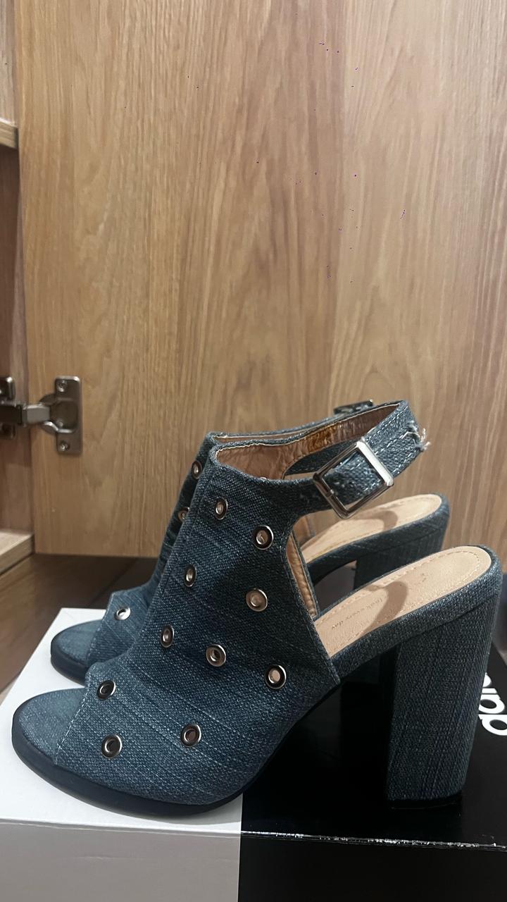 Продам босоножки