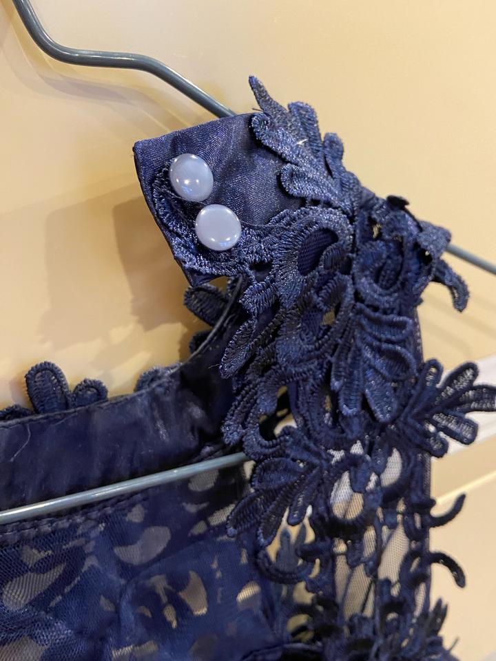 Вечернее платье, с открытыми руками, очень элегантное, в идеальном состоянии.