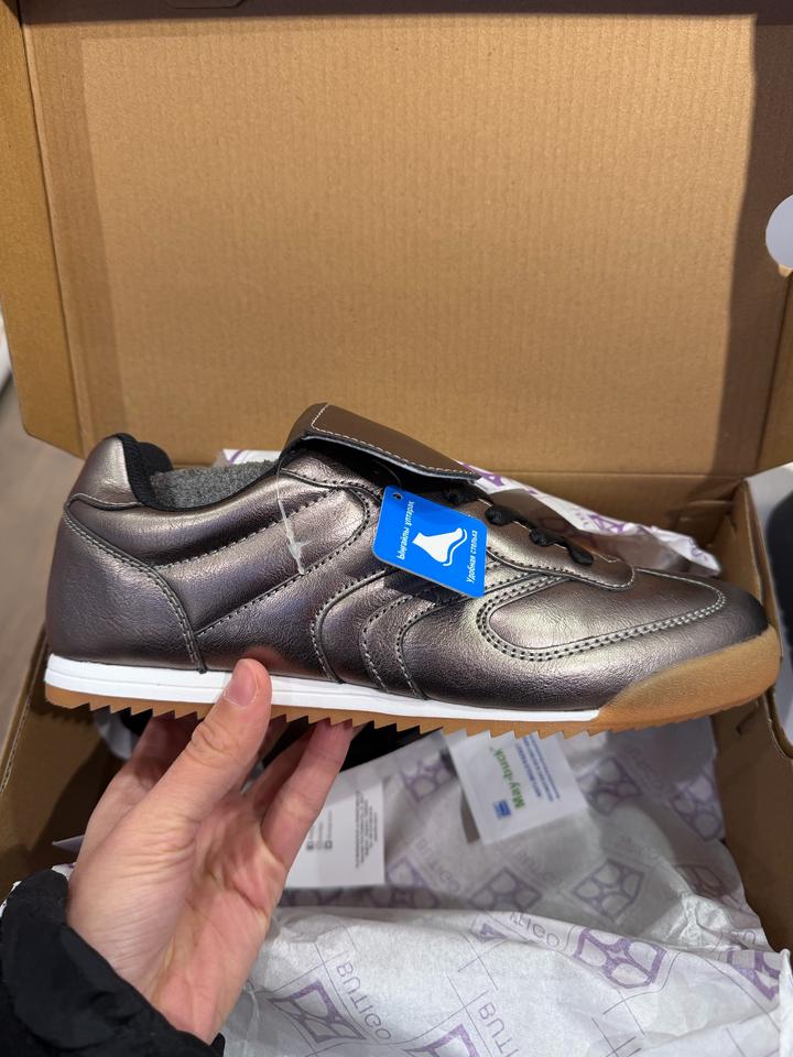 Кроссовки женские