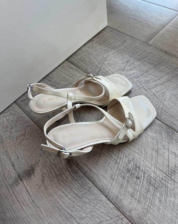 Лаковые босоножки в молочном цвете