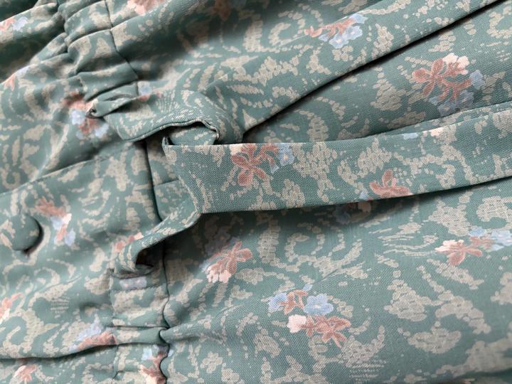 Платье с кружевным воротником