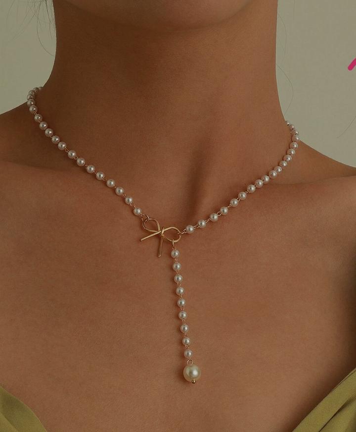 Колье из сплава с подвеской кулон бантик, жемчуг