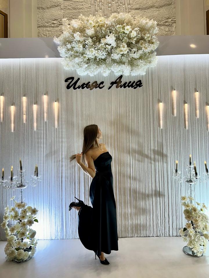 Вечернее платье с открытыми плечами