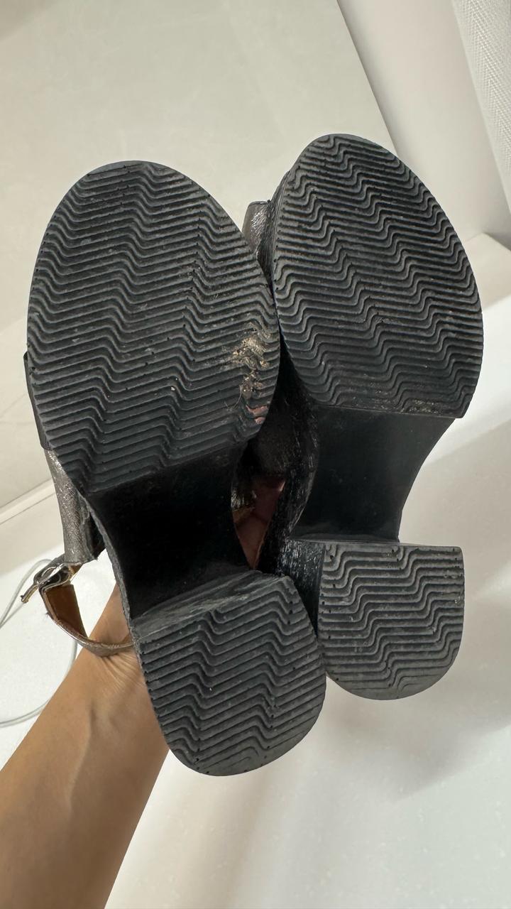 Босоножки кожаные