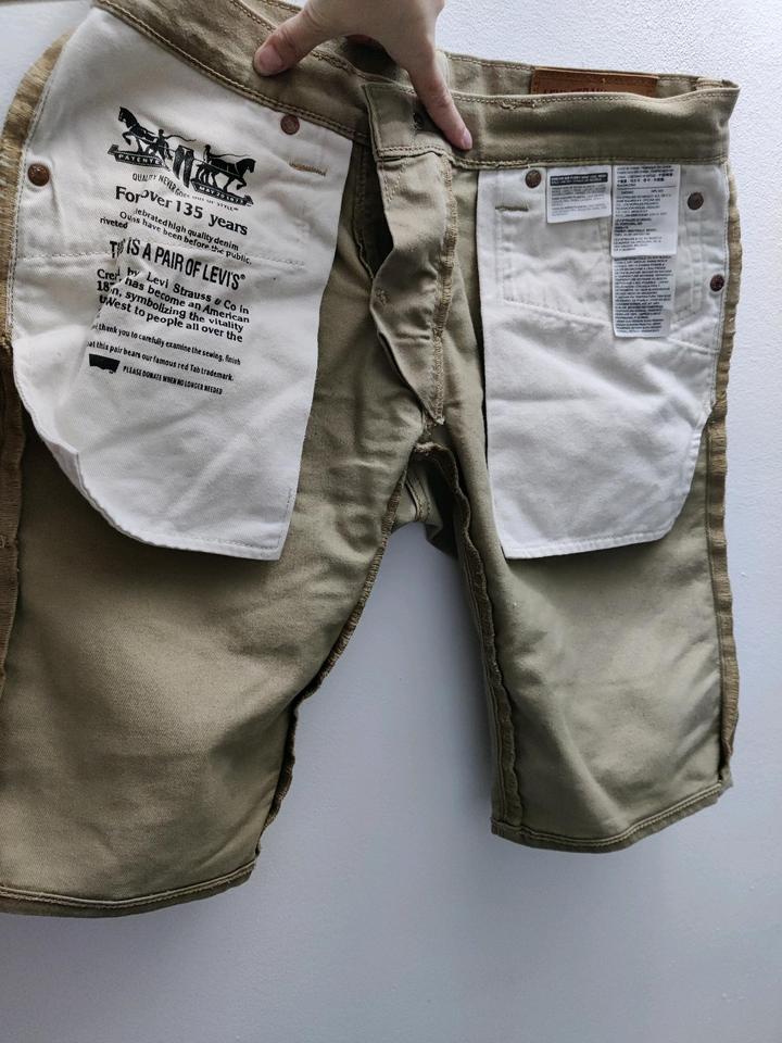 Мужские джинсовые шорты Levi's 502 бежевого (хаки) цвета