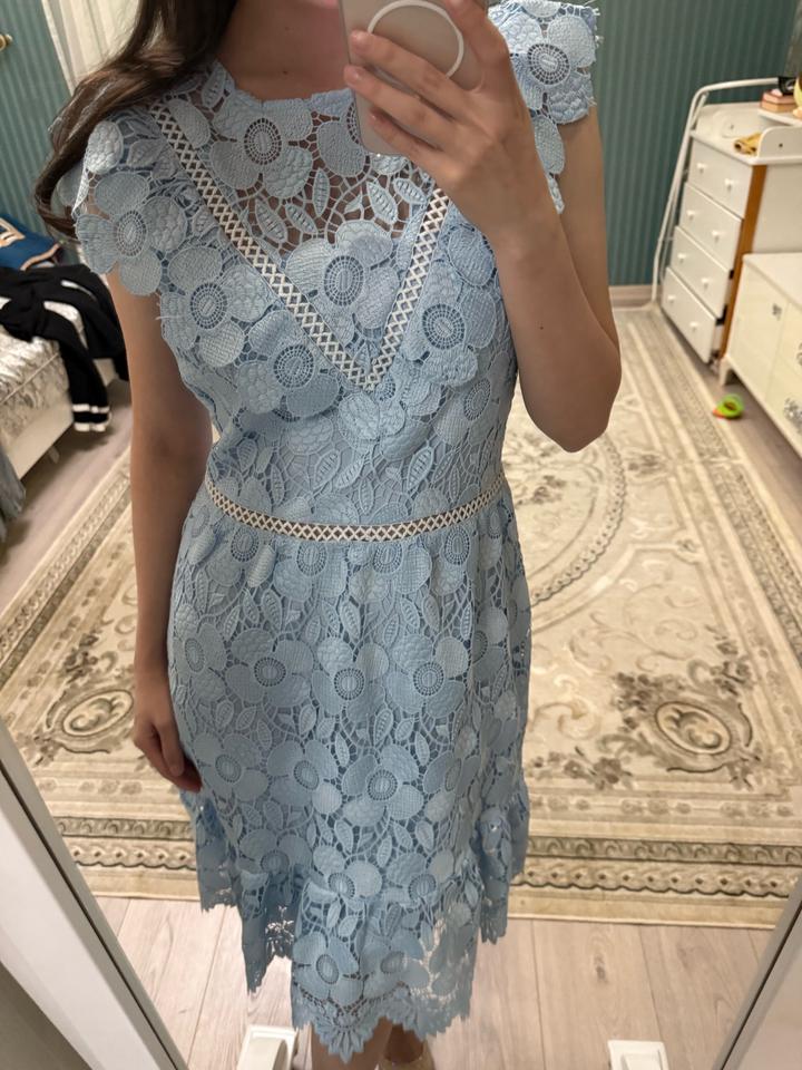 голубое платье