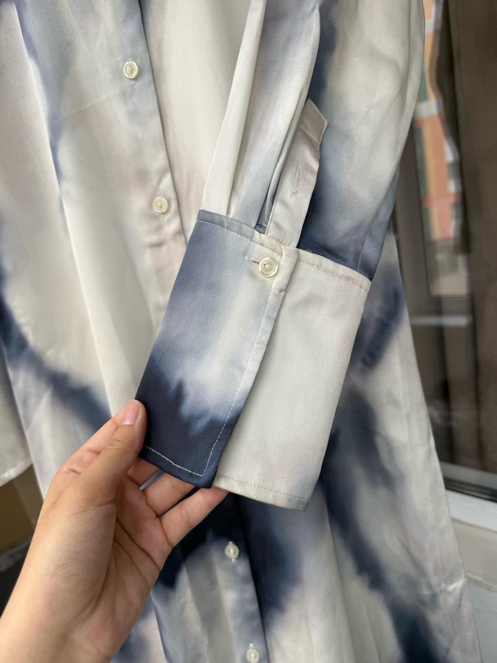 Атласное платье от H&M.