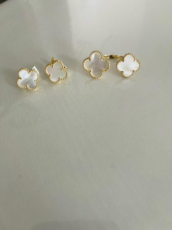 Серьги и кольцо серебряный с перламутром продам.