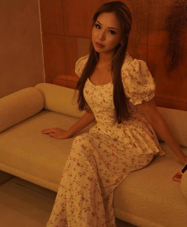 белое платье.