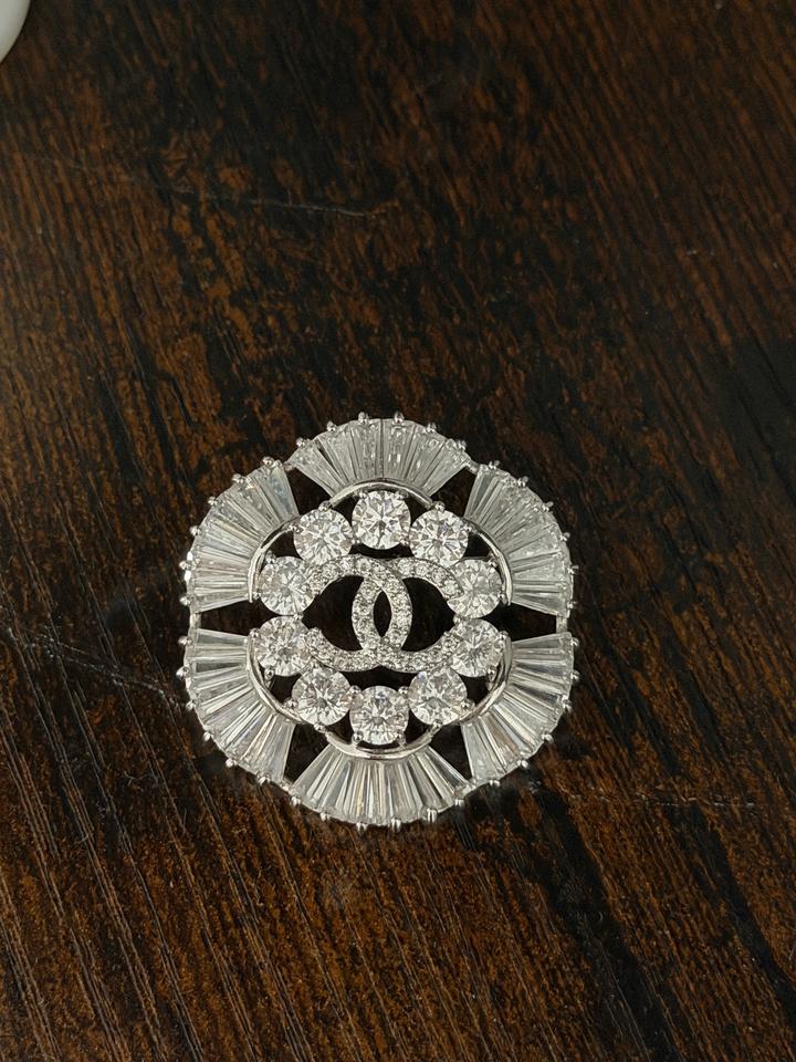 Брошь на одежду . Chanel .