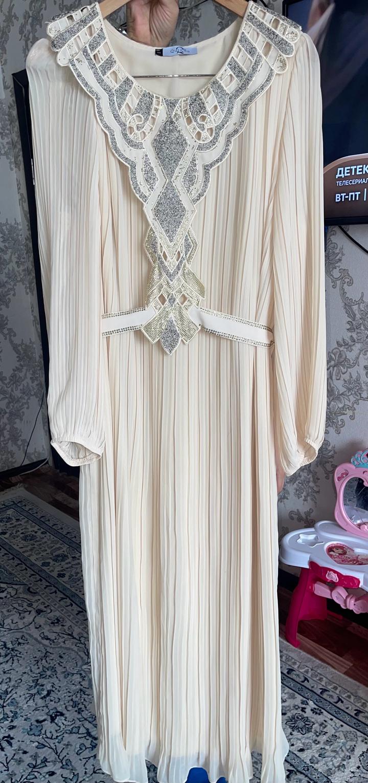 Бежевый свет блестящее платье