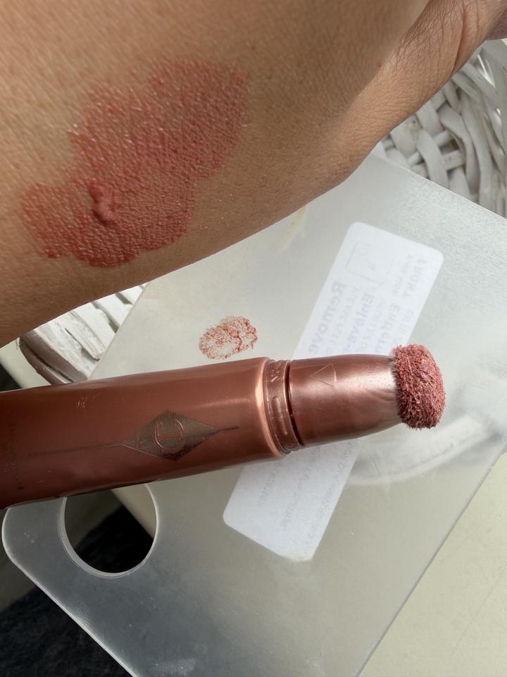 Charlotte Tilbury Жидкий контур с мерцанием