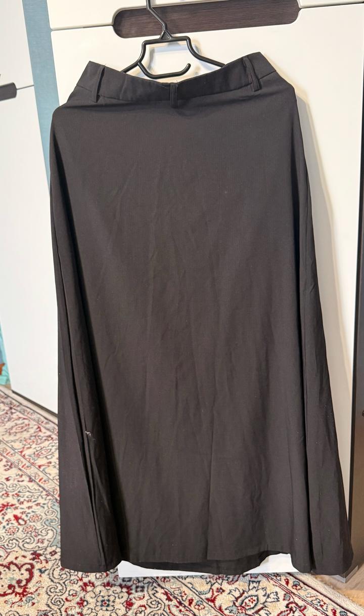 Длинная чёрная юбка