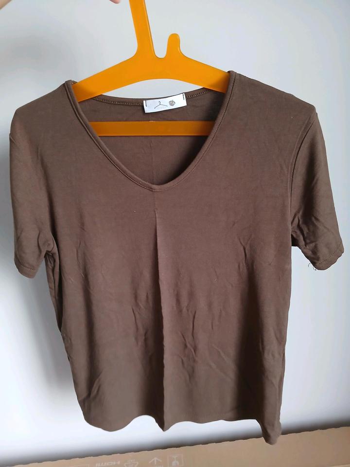 Коричневая футболка