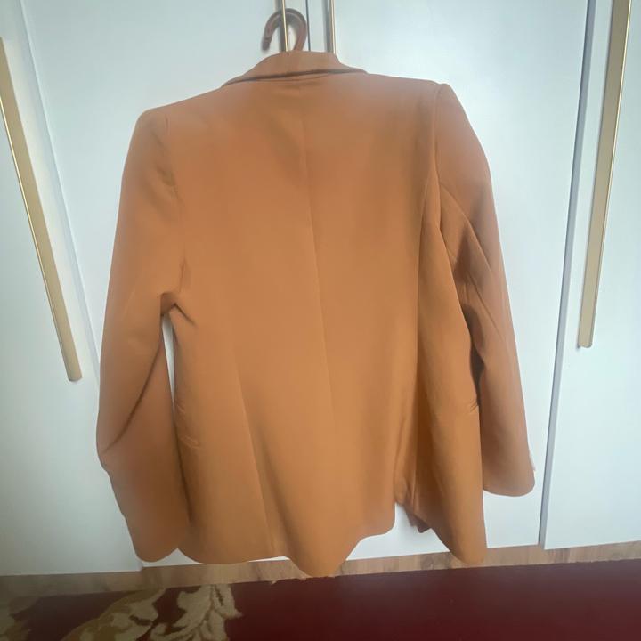 Пиджак коричневый.