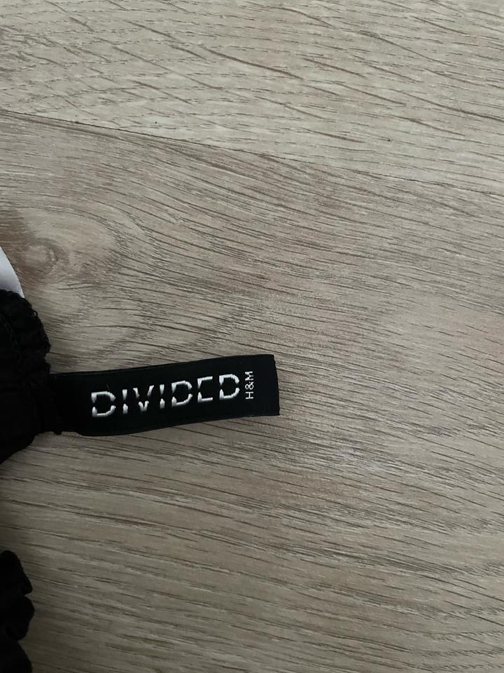 чёрное короткое платье H&M