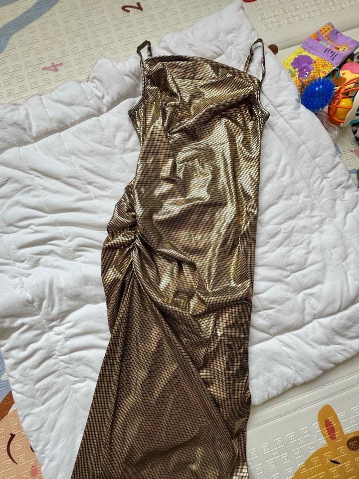 Золотистое платье