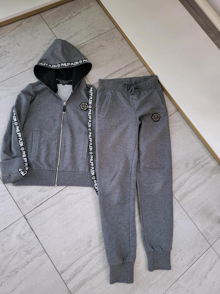 Продам спортивный костюм