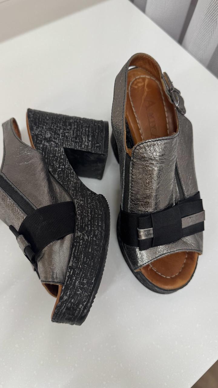 Босоножки кожаные