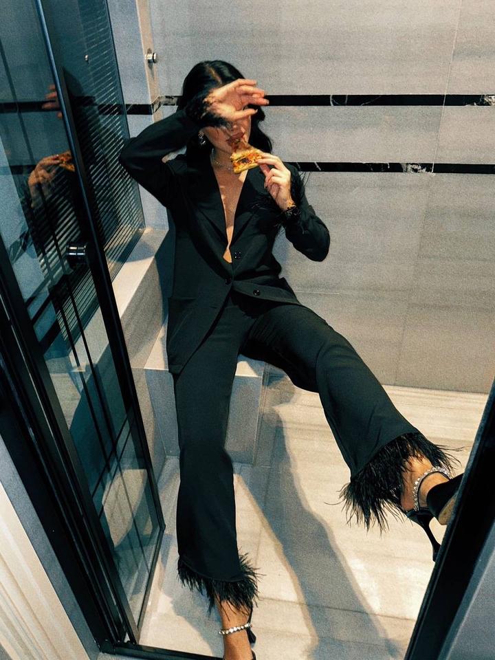 Костюм с перьями