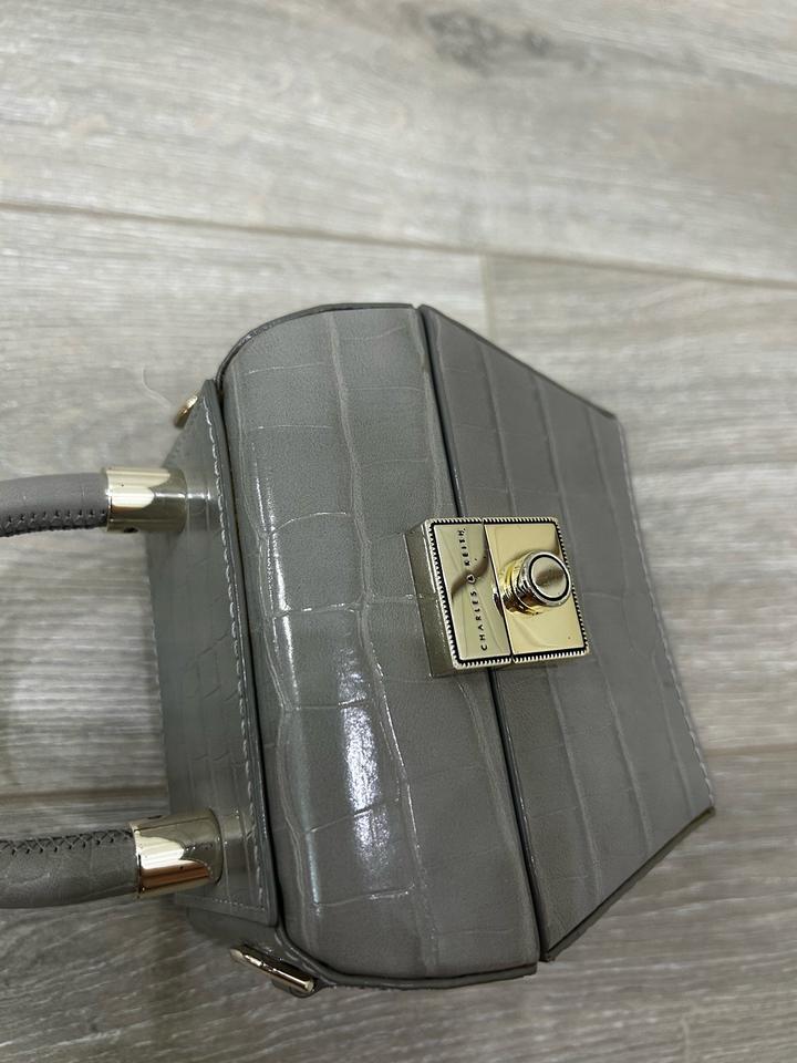 Мини-сумка Charles & Keith серого цвета